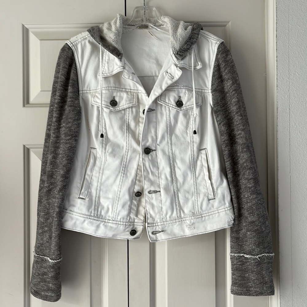 Free People white denim jacket with knit sleeves Size S/P